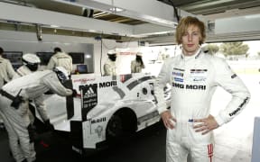 Hartley next to his Porsche 919 sportscar.