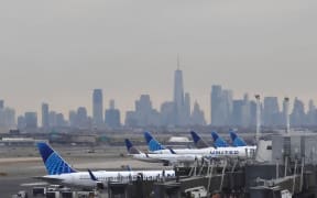 A United Airlines planes at Newark International Airport, in Newark, New Jersey, on January 11 2023. - The US Federal Aviation Authority  said Wednesday that normal flight operations "are resuming gradually" across the country following an overnight systems outage that grounded departures. (Photo by Kena Betancur / AFP)