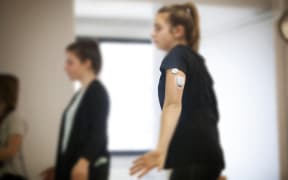 Reportage on the daily life of Manuella, a 13-year old teenager who has type 1 diabetes. She was diagnosed when she was 9. She has a glucose sensor and insulin pump. The glucose sensor enables Manuella to check blood sugar levels regularly and easily, by scanning with the device