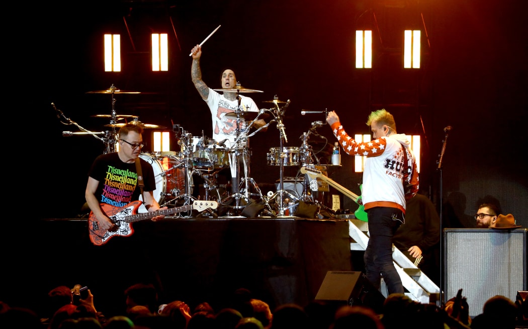 INGLEWOOD, CALIFORNIA - JANUARY 18: (FOR EDITORIAL USE ONLY) (L-R) Mark Hoppus, Travis Barker, and Matt Skiba of Blink-182 perform onstage at the 2020 iHeartRadio ALTer EGO at The Forum on January 18, 2020 in Inglewood, California.   Rich Fury/Getty Images for iHeartMedia/AFP (Photo by Rich Fury / GETTY IMAGES NORTH AMERICA / Getty Images via AFP)