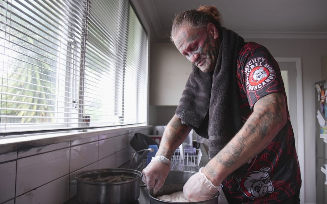 Vonz Kaukau making rewana bread
