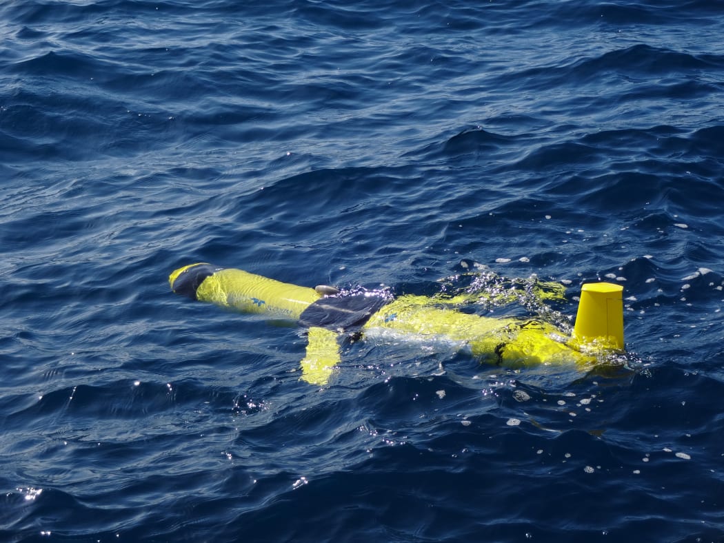 The autonomous ocean glider can be programmed to yo-yo between the surface and a certain depth. When it returns to the surface, it can make contact to transmit data to the research team.