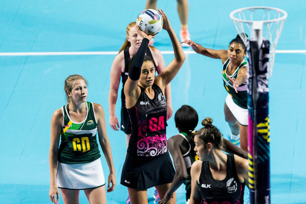 New Zealand shooter Maria Tutaia competing at the 2016 Fast5 netball World Series