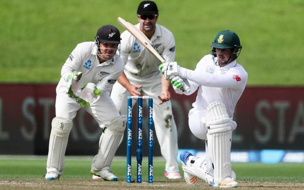 Quintin de Kock sweeps as BJ Watling and Colin de Grandhomme look on.