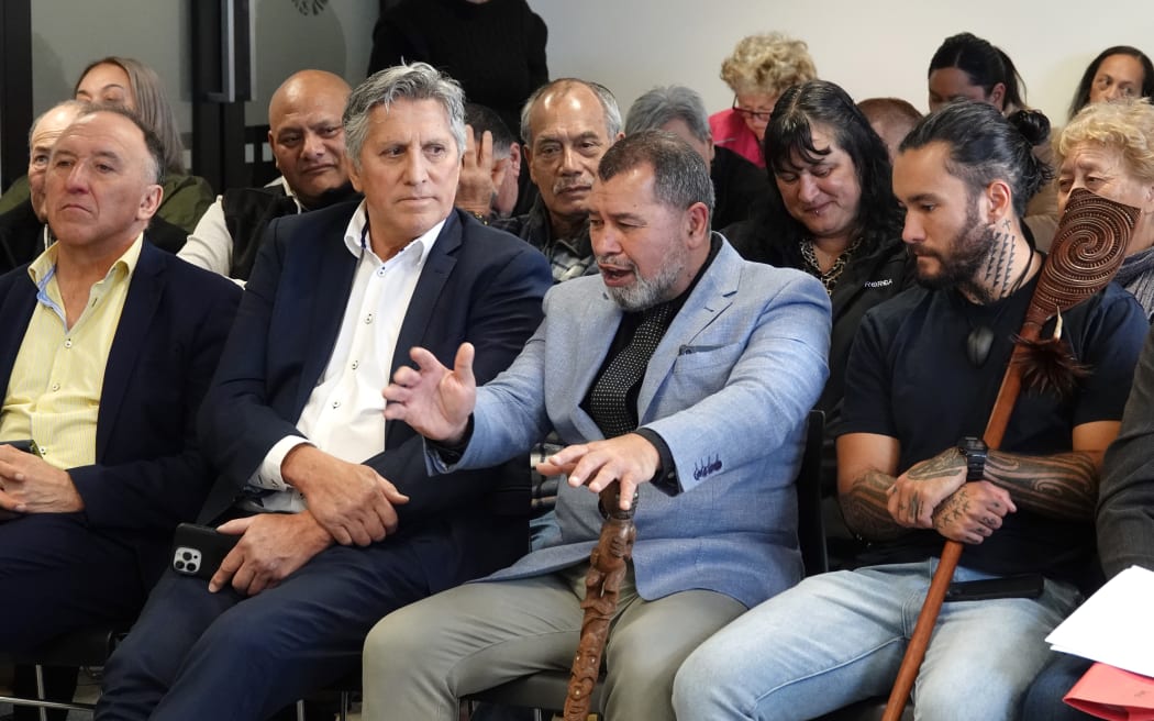 Te Rūnanga o Ngāti Rehia chairman Kipa Munro addresses the meeting. Photo: Peter de Graaf / RNZ