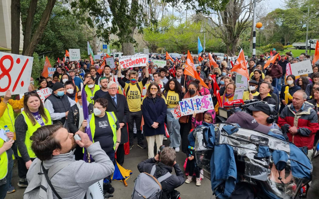 Central Auckland MP Chloe Swarbrick joined University of Auckland staff and students in a 500-strong protest outside the vice-chancellors office in response to a five to six percent pay rise offer.