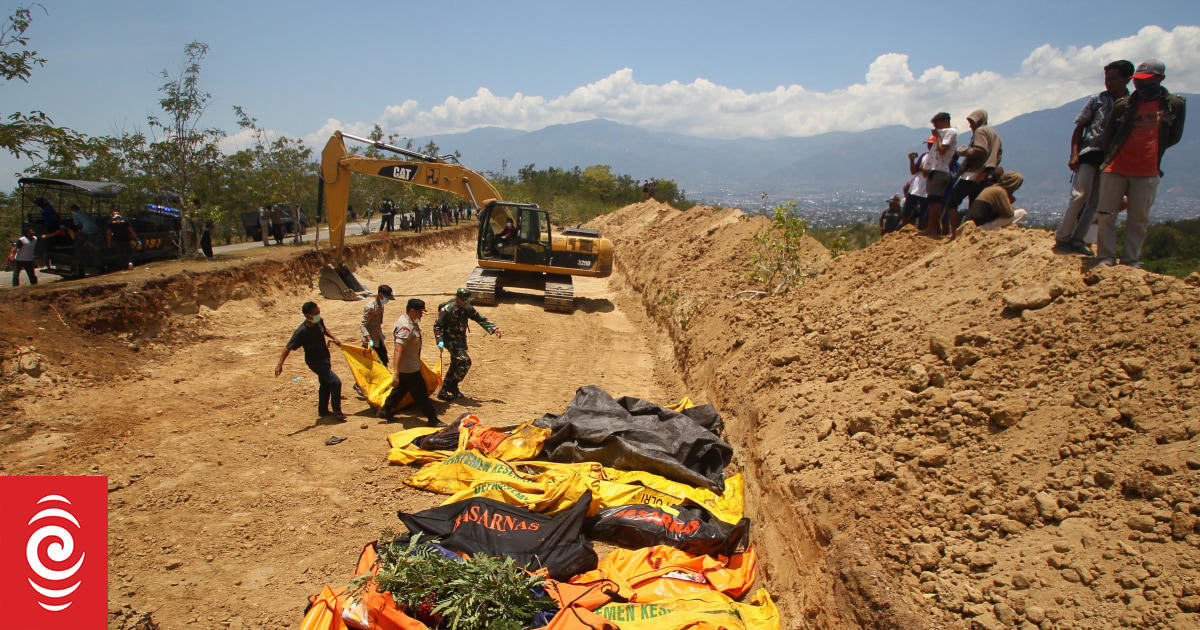 Indonesia Quake And Tsunami Dead Buried In Mass Grave | RNZ News