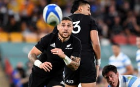 TJ Perenara of the All Blacks releases the ball during the Round 4 Rugby Championship match between the Argentina Pumas and the New Zealand All Blacks at Suncorp Stadium in Brisbane, Saturday, September 18, 2021.