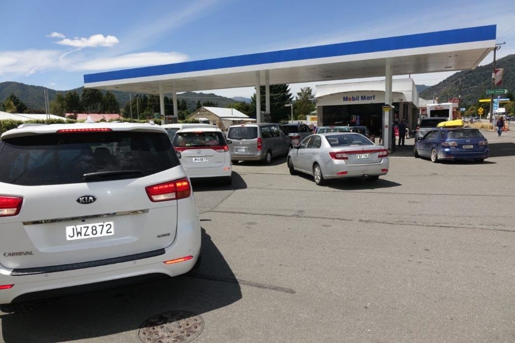 Drivers queue for petrol in Murchison