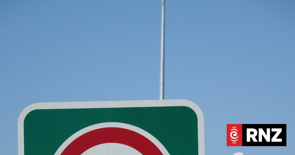 Crash blocks Waikato Expressway, injuries feared
