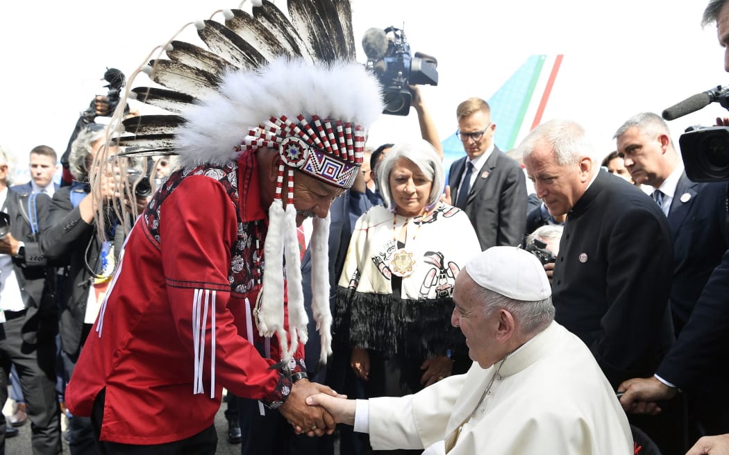 Canada, Alberta, 2022/07/24. Pope Francis meets members of an indigenous tribe during his welcoming ceremony at Edmonton International Airport in Alberta, western Canada. Photograph by Vatican Media / Catholic Press Photo / HANS LUCAS. RESTRICTED TO EDITORIAL USE - NO MARKETING - NO ADVERTISING CAMPAIGNS.
Canada, Alberta, 2022/07/24. Le Pape Francois rencontre des membres d une tribu indigene lors de sa ceremonie d accueil a l aeroport international d Edmonton en Alberta, dans l ouest du Canada. Photo prise par Vatican Media / Catholic Press Photo / HANS LUCAS. RESERVE A UN USAGE EDITORIAL - PAS DE MARKETING - PAS DE CAMPAGNES PUBLICITAIRES. (Photo by Vatican Media / CPP / HANS LUCAS / Hans Lucas via AFP)