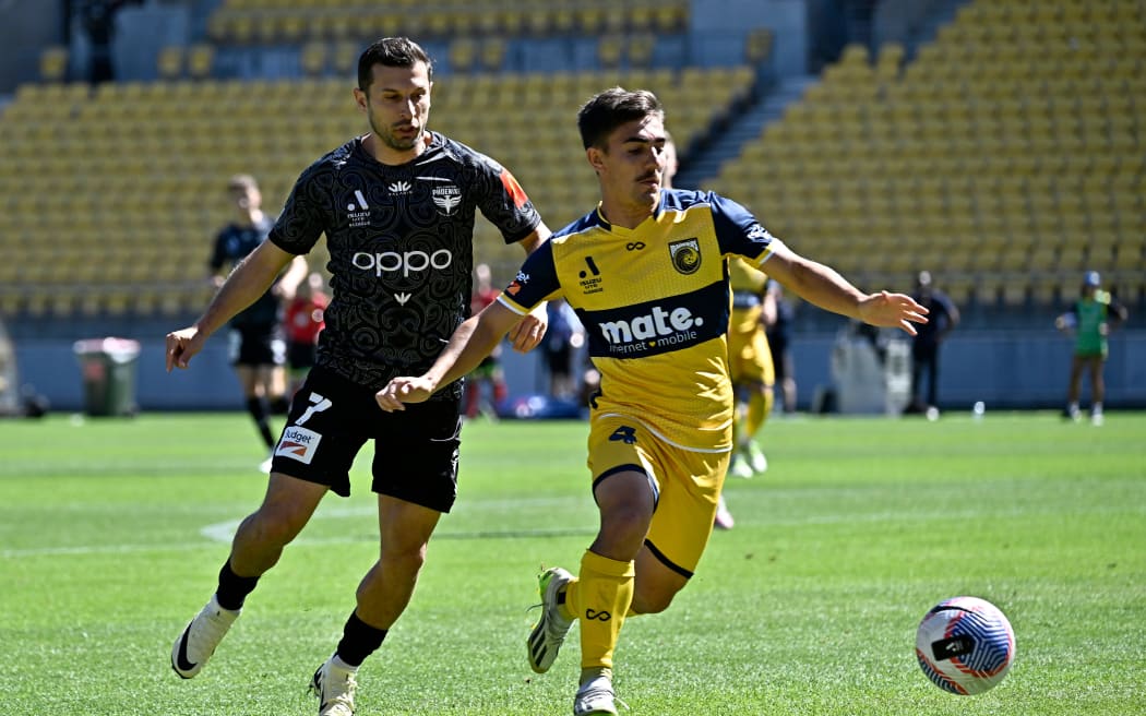 Josh Nisbet of the Mariners and Costa Barbarouses of the Phoenix compete for the ball.