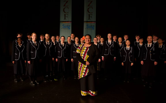 In Tinā, Mareta leads her choir to perform at the Big Sing competition.