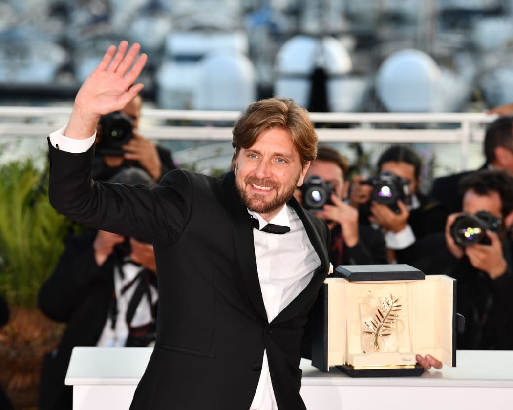 Swedish director Ruben Ostlund with the Palme d'Or for his film The Square, a satire on the art world.