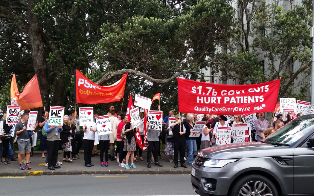 Auckland health workers protest after negotiations on how to extend weekend services came to a halt.