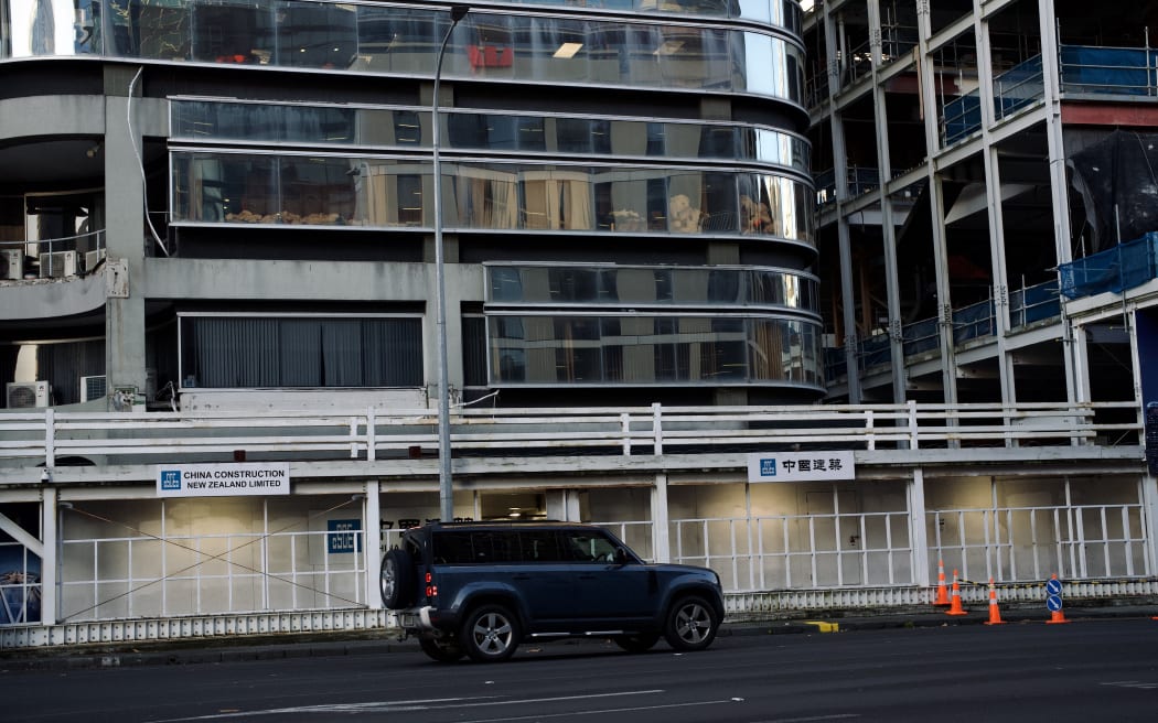 The Seascape apartment project, developed by Shundi Customs and constructed by China Construction NZ, has come to a standstill. The project was once planned to be the tallest residential apartment building in New Zealand.