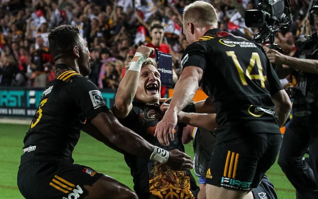 Damian McKenzie celebrates his try