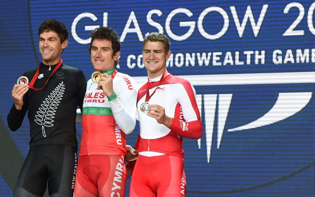 Jack Bauer with gold medal winner Geraint Thomas of Wales and Scott Thwaites of England.