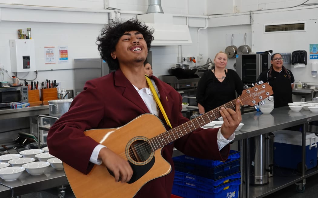 Prefect Kaian Burt, 17, leads a waiata of thanks for the cooks. Photo: RNZ / Peter de Graaf