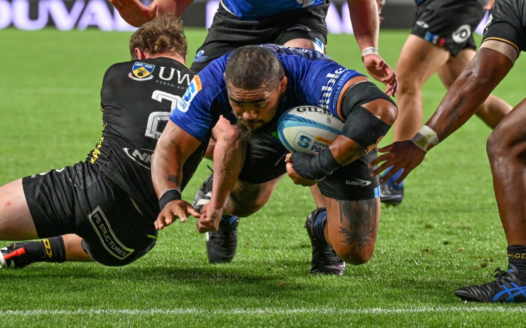 Ofa Tu’ungafasi dives for the try line.