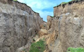 Huge hillside crack at OngaOnga in Hawke's Bay