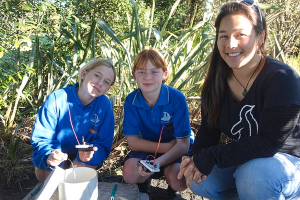 Little Blue's lead marine scientist Elvisa van der Leden with two kids from Devon Intermediate Pippa Broughton (middle) and Tyler Drought.