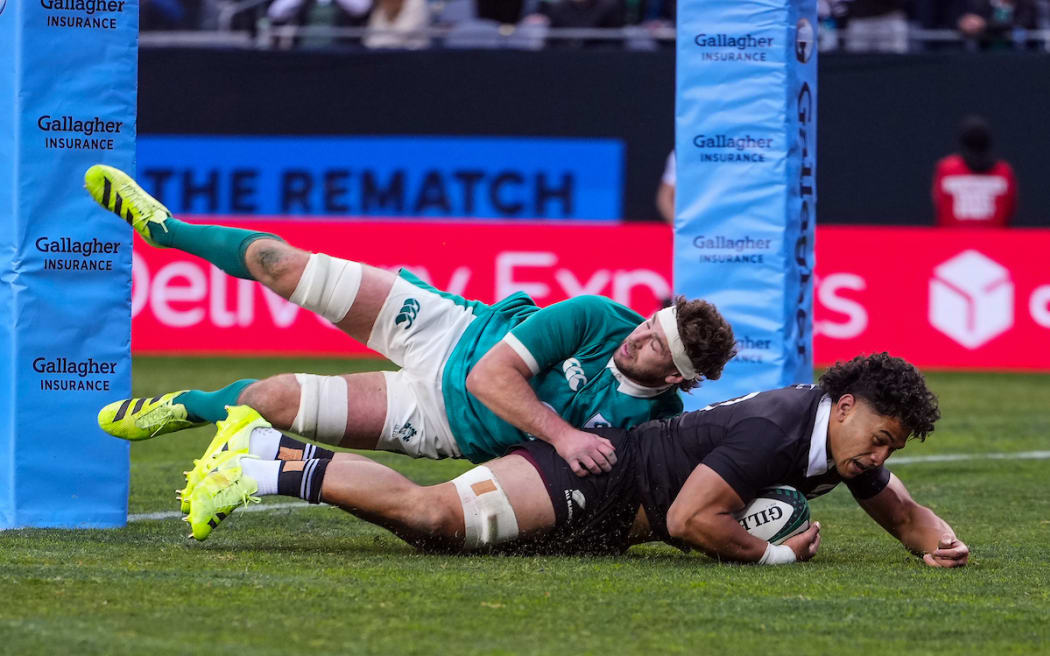 Wallace Sititi scores against Ireland.