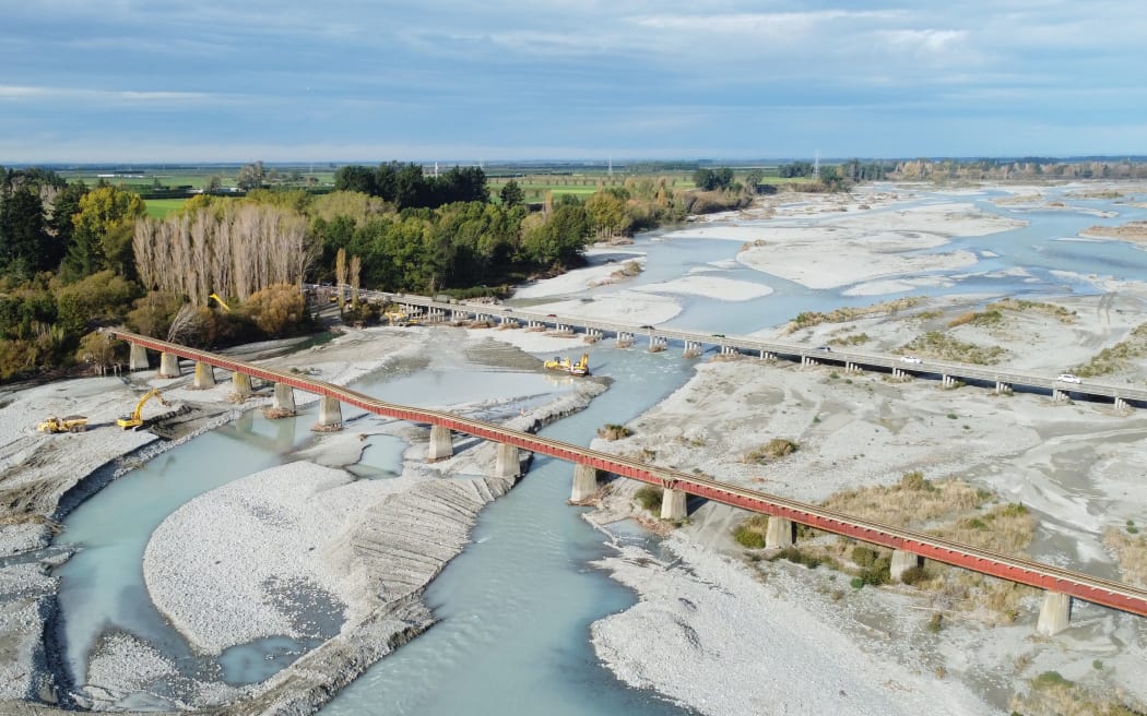 The Rangitata rail bridge with its sagging span is seen in the foreground.