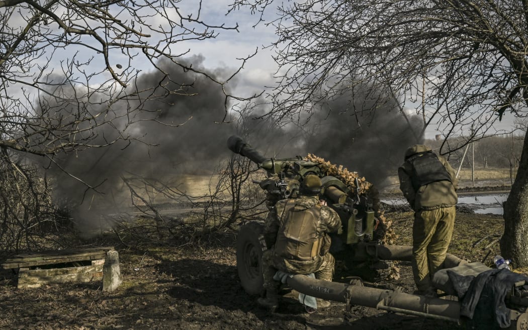 Ukrainian servicemen fire a 105mm Howitzer towards Russian positions, near the city of Bakhmut, on March 4, 2023. (Photo by Aris Messinis / AFP)