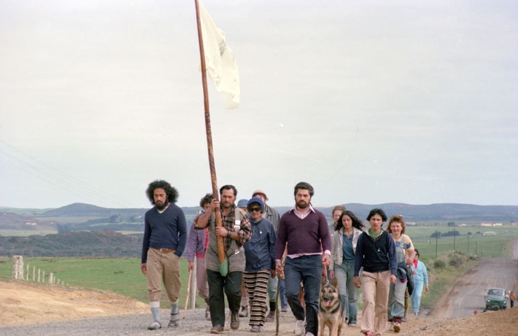 Māori Land March between Te Hāpua and Mangamuka.  Tama Poata is holding pouwhenua.
Photograph by Christian Heinegg.
ATL Ref: PA7-15-16.