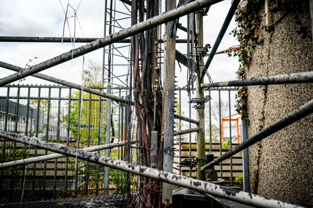 2020-04-14 19:37:06 NUENEN - Een tijdelijke 5G zendmast is geplaatst naast een vaste zendmast nadat deze eerder zwaar beschadigd is geraakt door brandstichting.