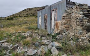 A ruined farm building in Waitaki Valley