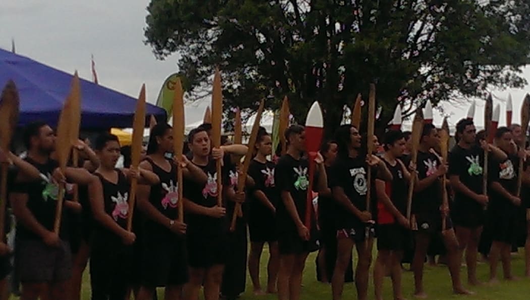 A waka crew goes through their drill.