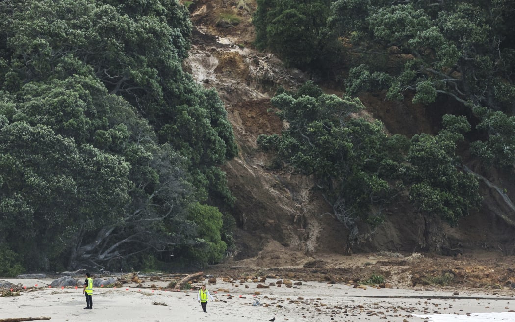A general view shows a landslide while a search is underway by local emergency services for missing people at Mount Maunganui in Tauranga on January 22, 2026. A landslide smashed into a campsite in rain-swept northern New Zealand leaving multiple people missing, police and rescuers said. (Photo by DJ MILLS / AFP)