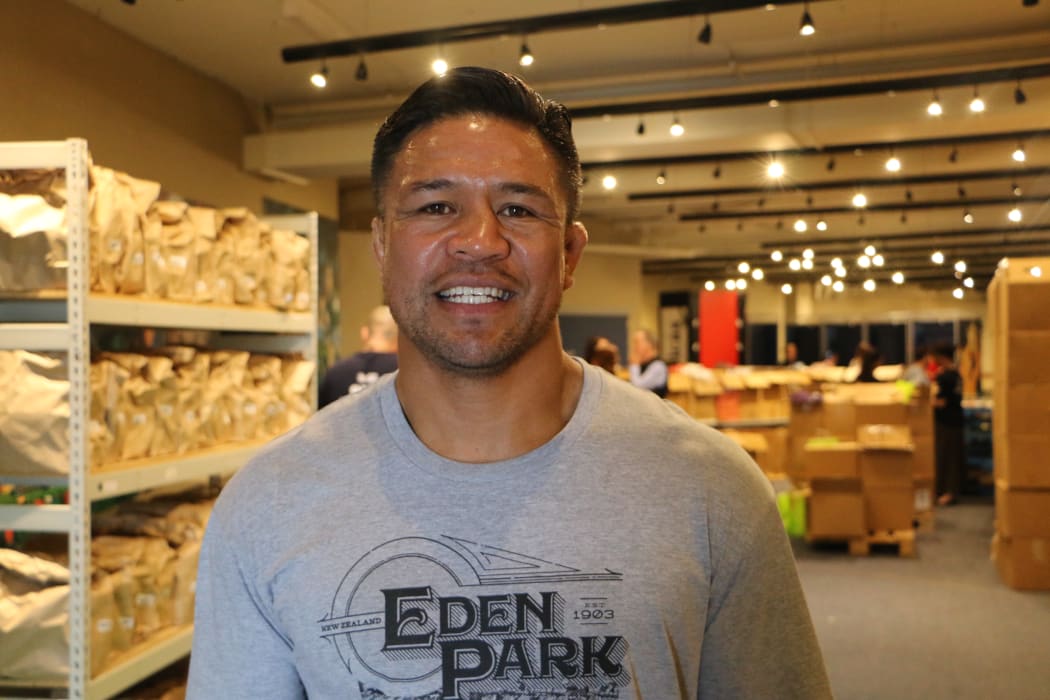 Volunteer and former All Blacks' hooker Keven Mealamu.