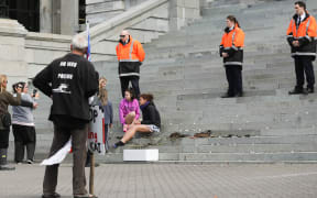 Protestors against the use of the poison 1080 placed dead birds on the steps of Parliament.