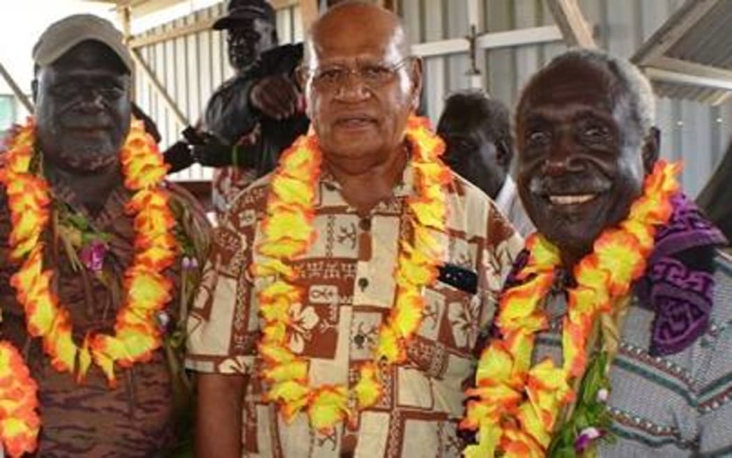 John Momis (c) meets Mekamui leaders in 2016.