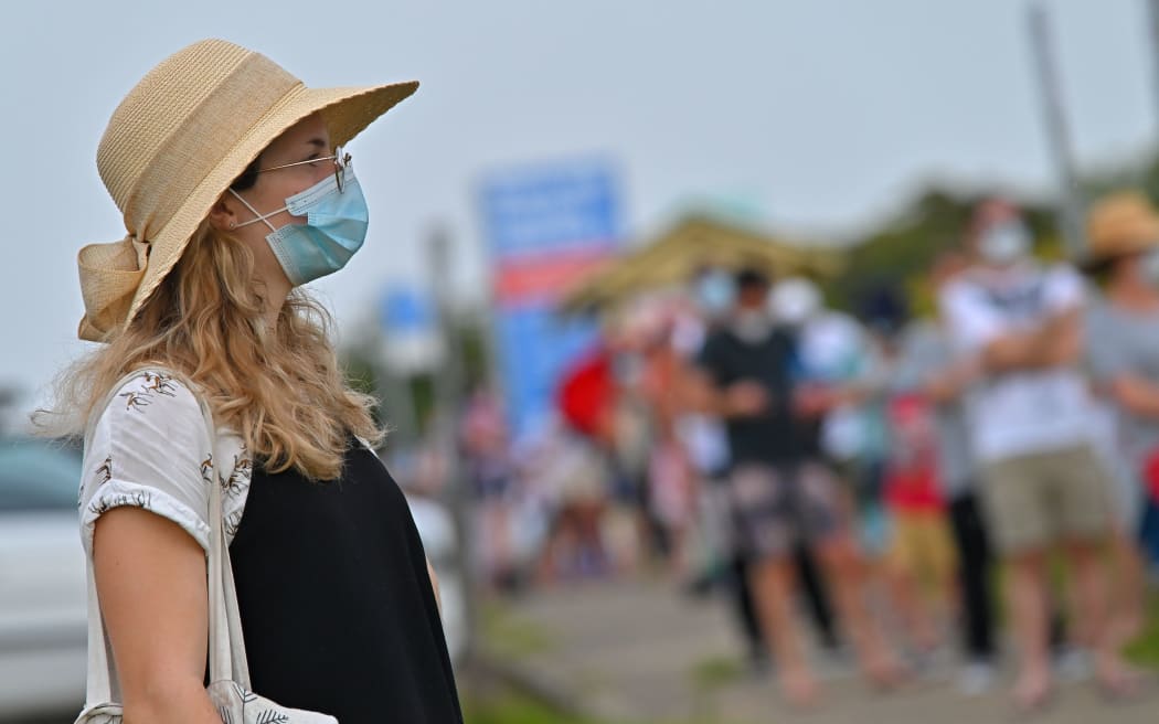 People line up for a Covid-19 coronavirus testing at Mona Vale Hospital in Sydney on December 18, 2020. (Photo by Steven Saphore / AFP)