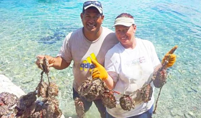 Kora Kora (Left) from Manihiki in the Cook Islands has 40 years experience in the cultured pearl industry.