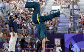 Australia's Rachael Gunn (R), known as Raygun competes against France's Sya Dembele, known as Syssy in the Women's Breaking dance Round robin of the Paris 2024 Olympic Games at La Concorde in Paris, on August 9, 2024. (Photo by Odd ANDERSEN / AFP)