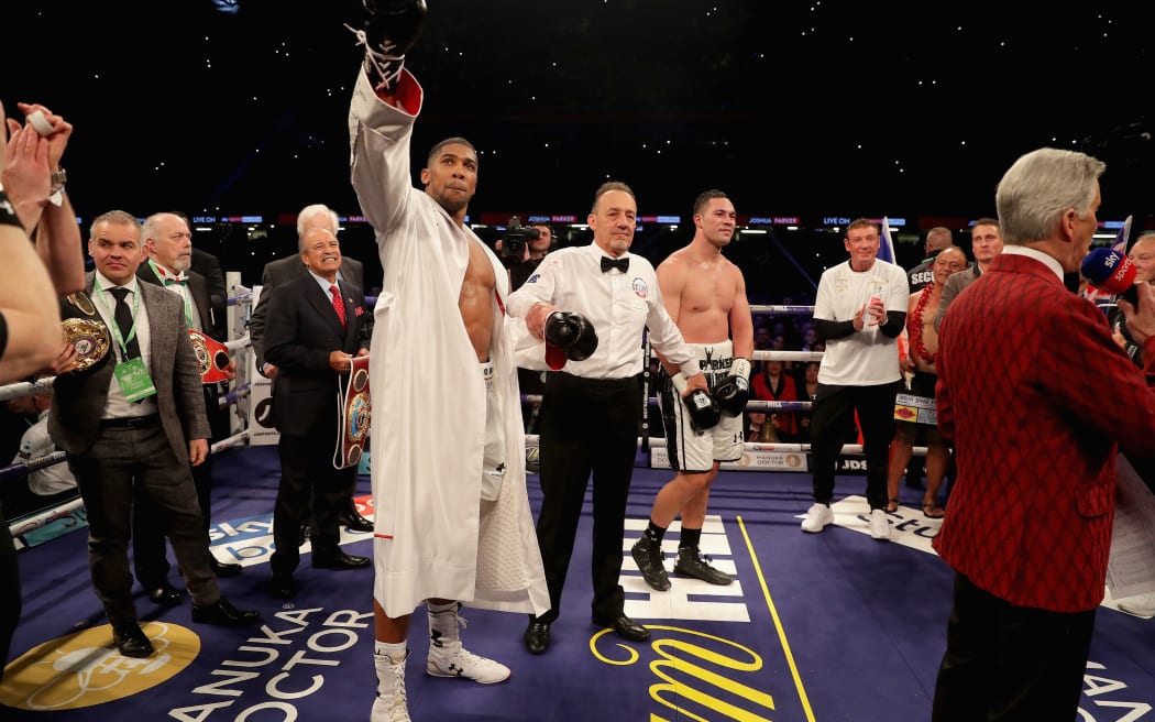 安東尼約書亞在與約瑟夫帕克的 WBA、IBF、WBO 和 IBO 重量級冠軍爭奪戰中慶祝勝利。