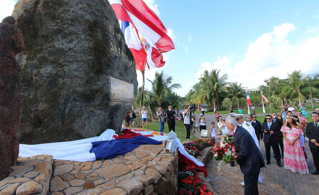 Gaston Flosse unveiling monument