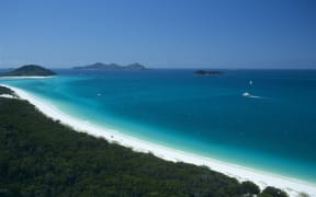 AUSTRALIA, QUEENSLAND, WHITSUNDAY ISLAND, WHITEHAVEN BEACH (AERIAL VIEW)