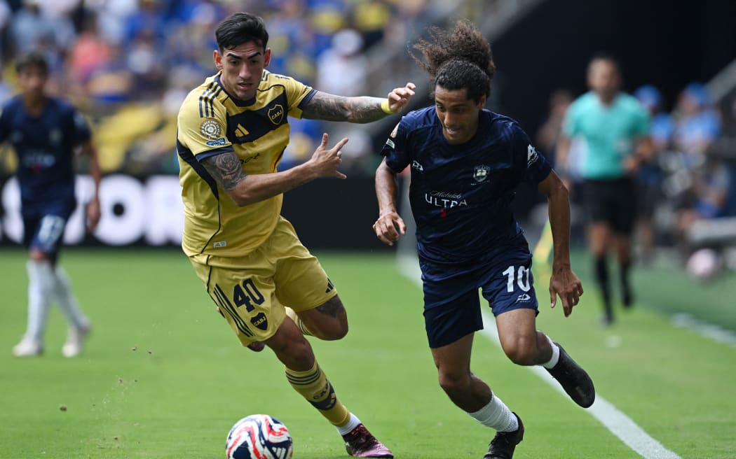 Boca Juniors' Argentine defender Lautaro Di Lollo and Auckland City's New Zealander midfielder #10 Dylan Manickum fight for the ball during the FIFA Club World Cup 2025 Group C football match.