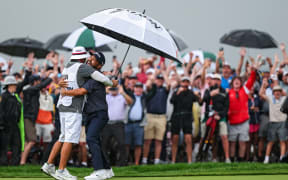OAKMONT, PENNSYLVANIA - JUNE 15: J. J. Spaun of the United States celebrates with caddie Mark Carens after winning on the 18th green during the final round of the 125th U.S. OPEN at Oakmont Country Club on June 15, 2025 in Oakmont, Pennsylvania.   Patrick Smith/Getty Images/AFP (Photo by Patrick Smith / GETTY IMAGES NORTH AMERICA / Getty Images via AFP)