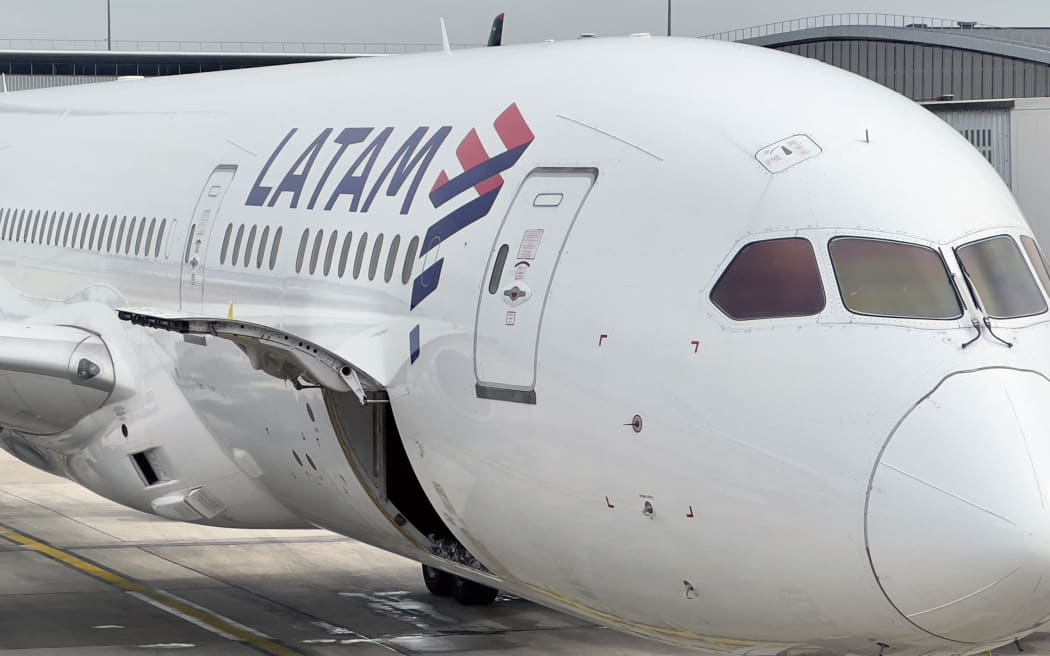 Passengers disembark from a Latam Airlines Boeing 787 Dreamliner at Charles de Gaulle International Airport in Paris on September 17, 2023. (Photo by Daniel SLIM / AFP)