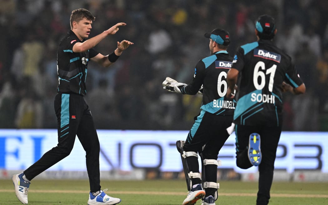 New Zealand's Ben Sears (L) celebrates with New Zealand's wicket-keeper Tom Blundell (C) after taking the wicket of Pakistan's Fakhar Zaman (not pictured) during the fourth Twenty20 international cricket match between Pakistan and New Zealand at the Gaddafi Cricket Stadium in Lahore on April 25, 2024. (Photo by Aamir QURESHI / AFP)