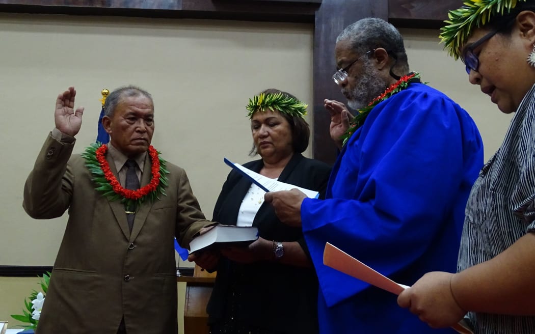 President David Kabua takes the oath of office as First Lady Ginger Kabua, holds the Bible. High Court Chief Justice Carl Ingram and Clerk of Courts Ingrid Kabua conduct the ceremony.