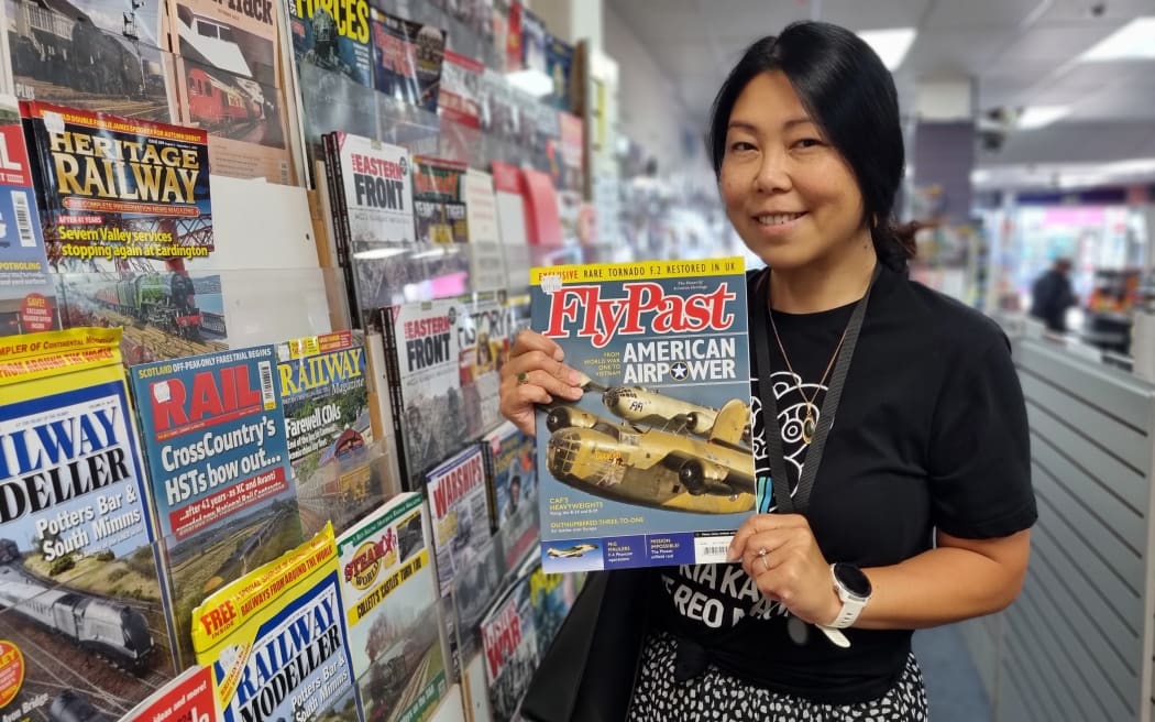 Monica Wilton, odwiedzając RNZ, szukała angielskiej czekolady i magazynu lotniczego dla swojego męża w Mainly Magazines & Lotto.