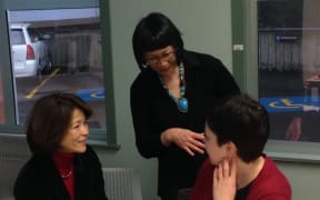 Dr Angela Joe (centre)